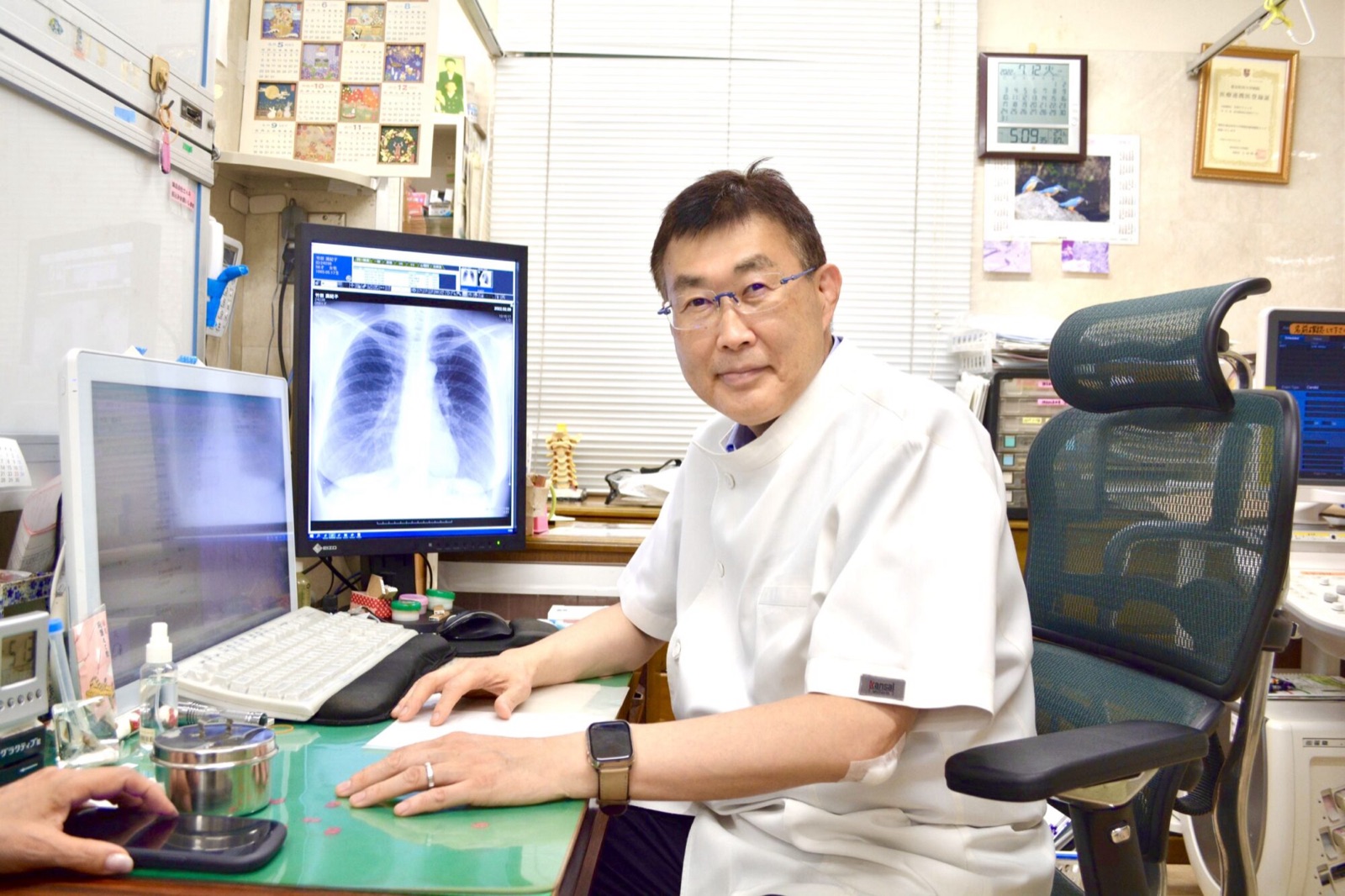診察室で説明を行う竹田クリニックの医師